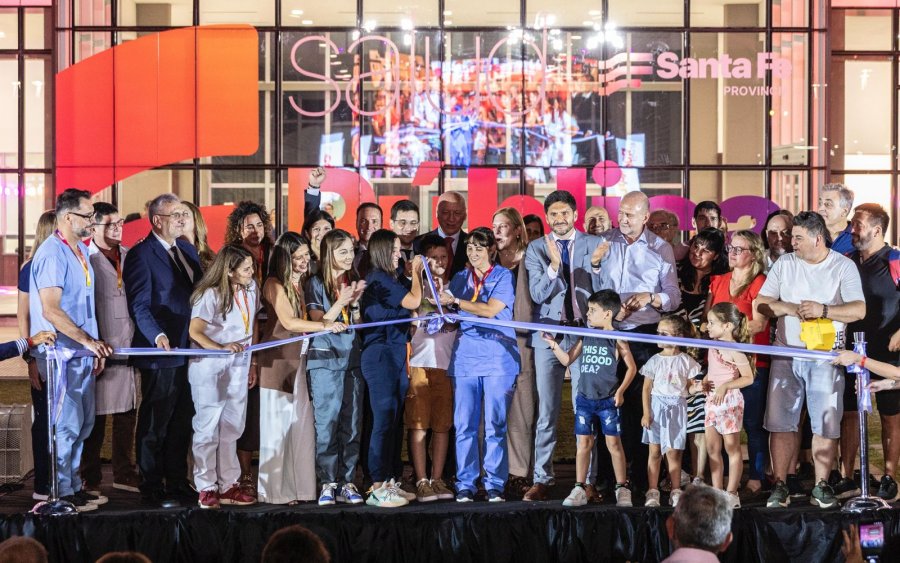CORTE DE CINTAS. Pullaro, Scaglia y los trabajadores de la Salud del Nuevo Hospital Regional de Rafaela, dejaron inaugurado oficialmente el efecto más moderno del país.