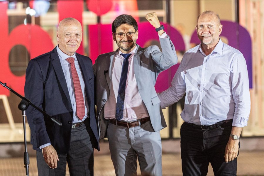 El actual gobernador santafesino, Maxi Pullaro, junto a Bonfatti y Perotti, sus antecesores. (FOTO SCS)