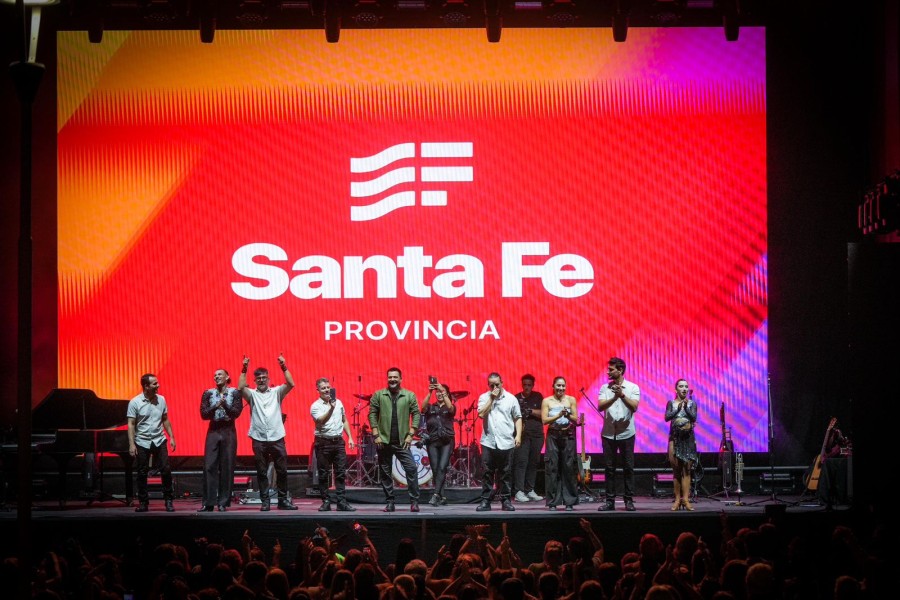 Desde el escenario celebr&oacute; la magnitud del nuevo efector construido por Provincia.