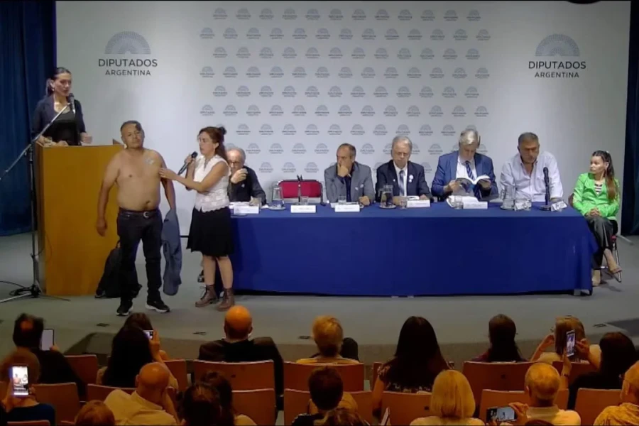 Repudio al evento antivacunas.