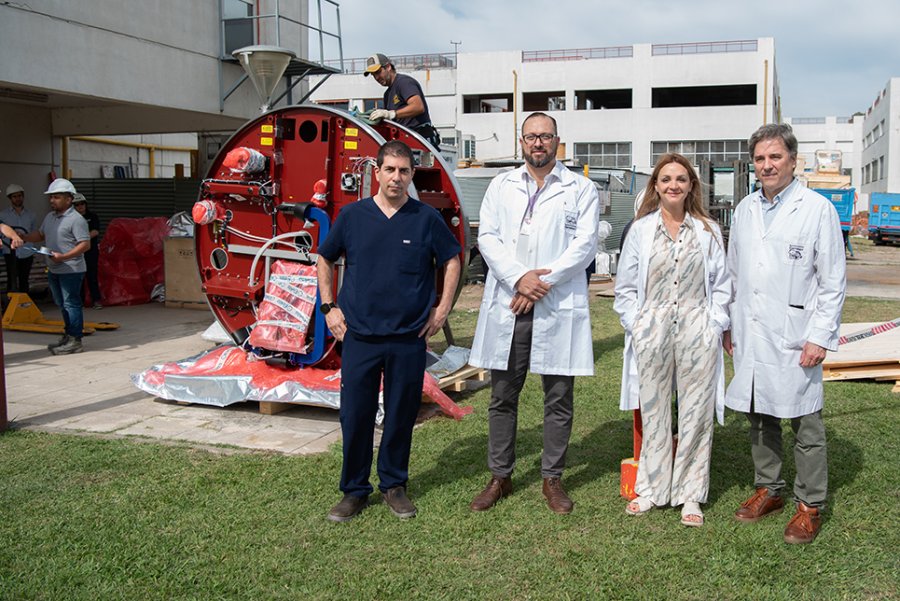 Directivos del Hospital Garrahan con el nuevo acelerador lineal Elekta Evo.