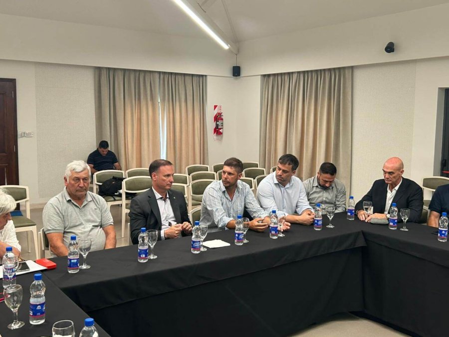 El ministro de Obras P&uacute;blicas de la Provincia, Lisandro Enrico y el titular de la Sociedad Rural de Rafaela, Leonardo Alassia, presidieron la reuni&oacute;n el viernes.