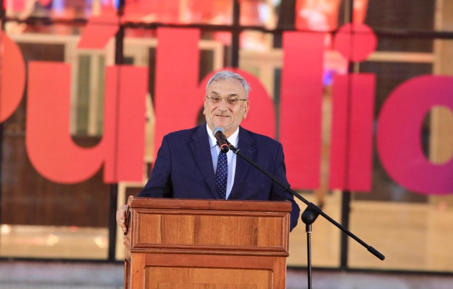 El senador provincial, Alcides Calvo, al hablar ante el p&uacute;blico durante el acto de inauguraci&oacute;n del nuevo Hospital de Rafaela.