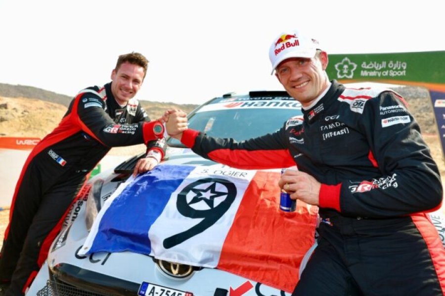 Sébastien Ogier y Vincent Landais y la bandera de Francia con el número 9.