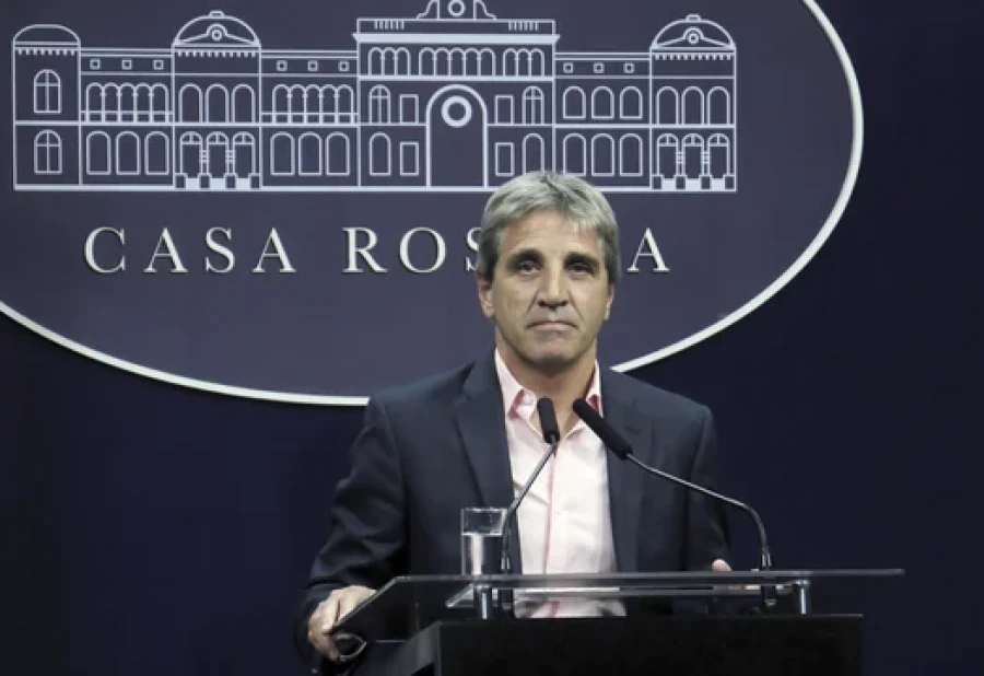 Luis Caputo, ministro de Econom&iacute;a.