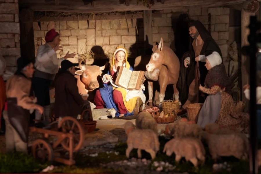 El nacimiento provenzal montado e instalado especialmente para la Catedral.