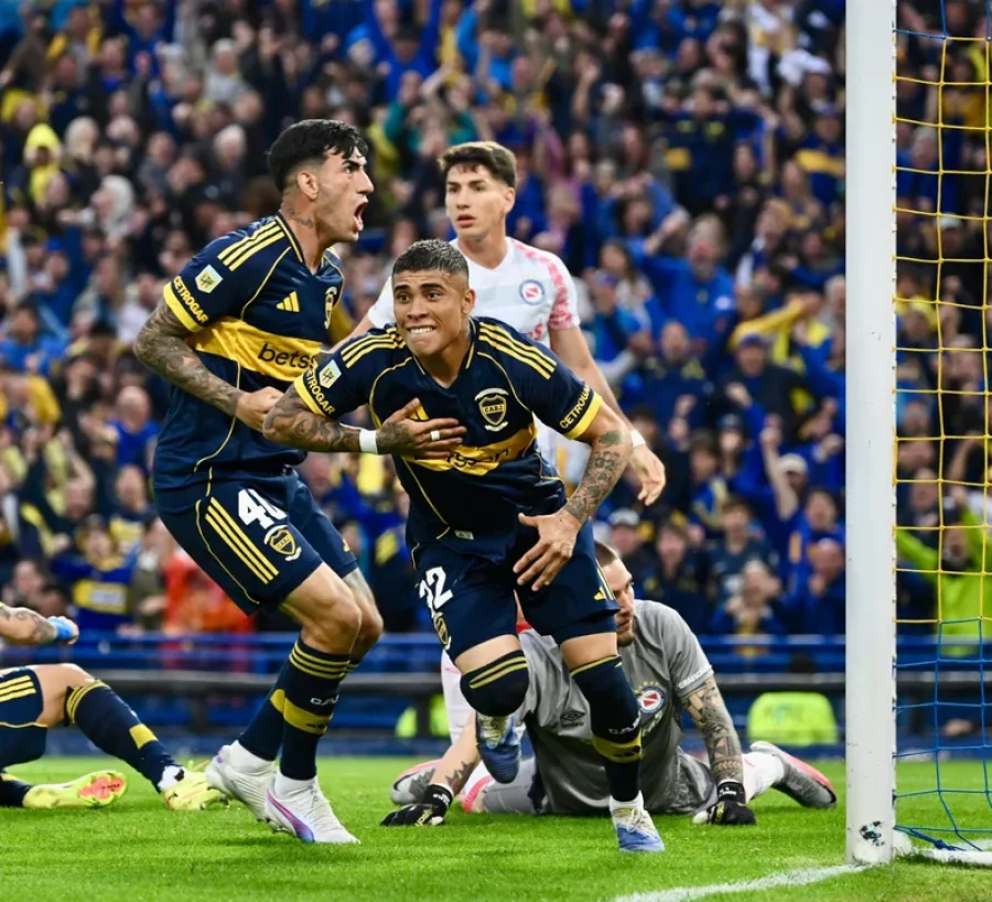 Ayrton Costa celebra el gol de la victoria de Boca ante Argentinos en la Bombonera