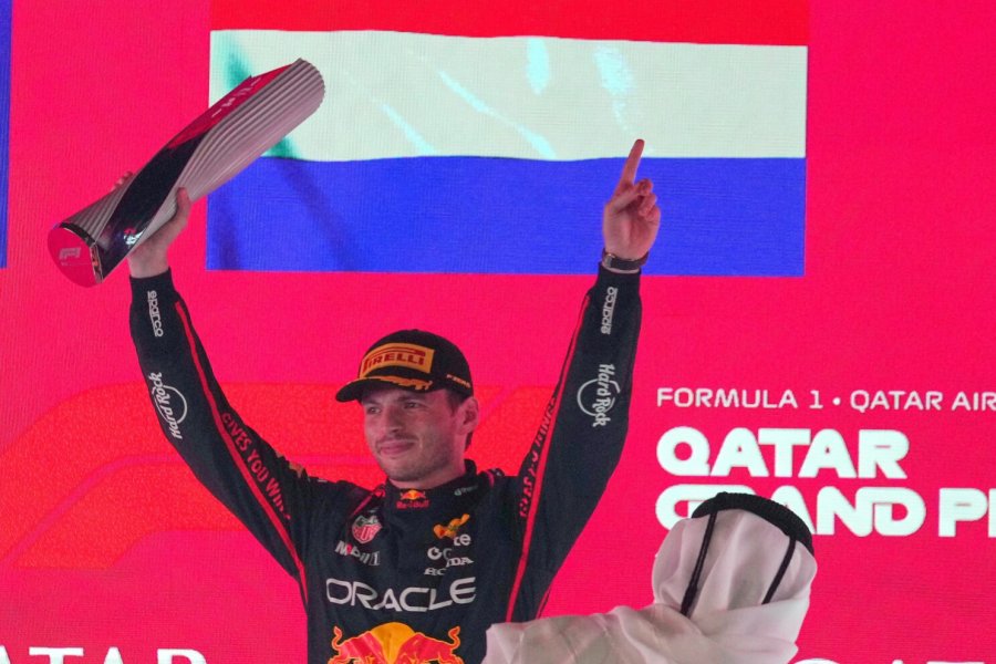 Max Verstappen festejando su triunfo en el podio de Qatar.