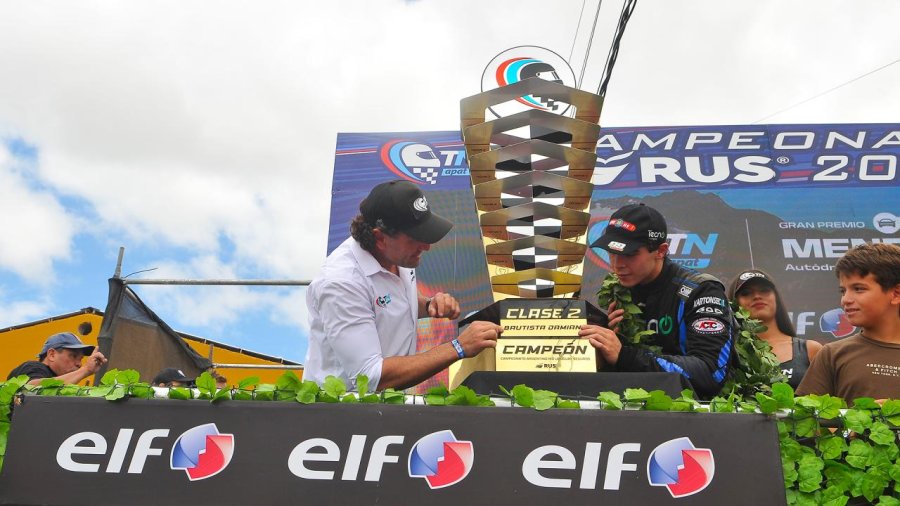 Bautista Damiani con el trofeo que logró por su título en la Clase 2.