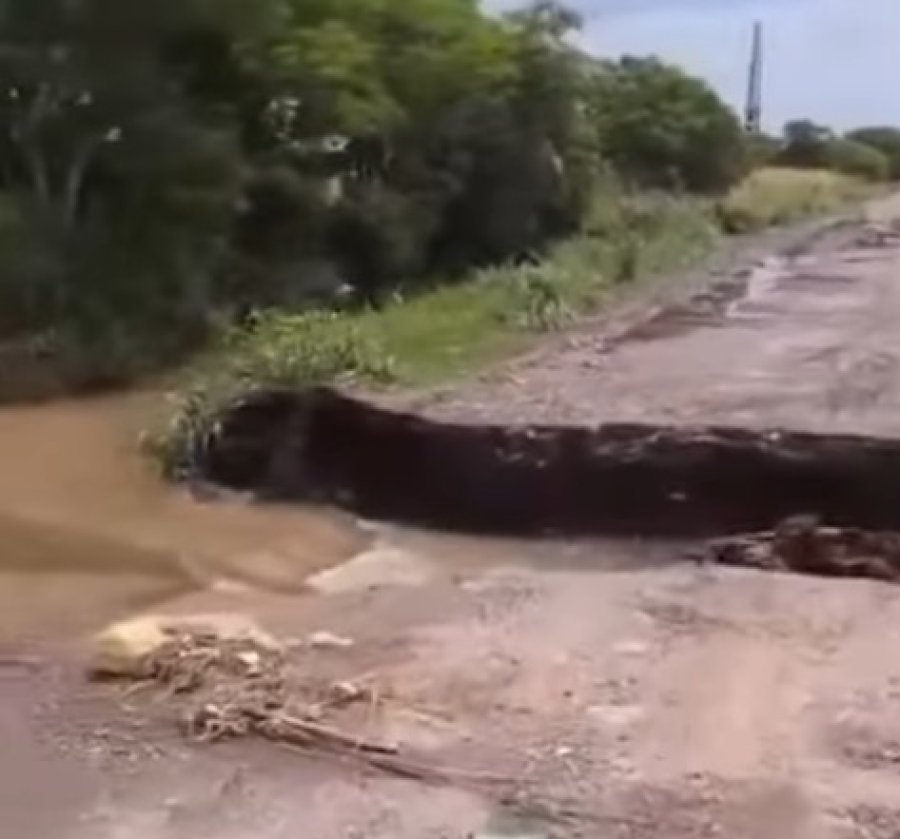 A la altura de un canal, el agua causó un socavón en un tramo de la prolongación de avenida Italia.