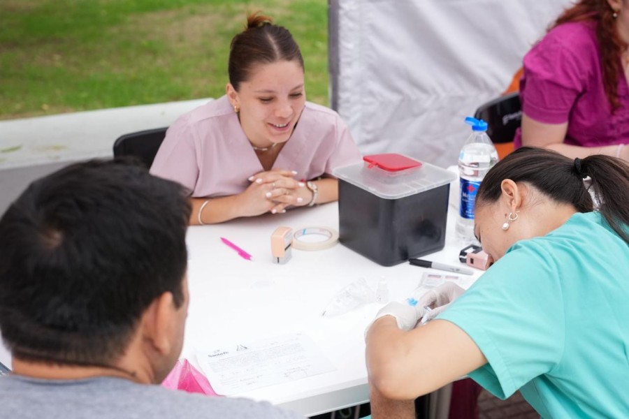 El director provincial de Salud Sexual Integral, Facundo Peralta, encabezó la primera jornada en la Plaza del Soldado, en Santa Fe.