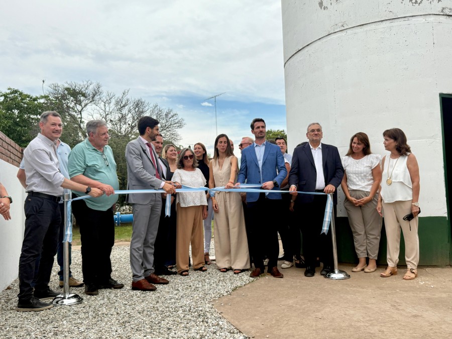 Corte de cintas, tradicional ceremonia con la que se habilitó la obra.