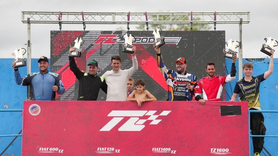 Podio del Fiat 1400 tras la final disputada en el autódromo de Rafaela.