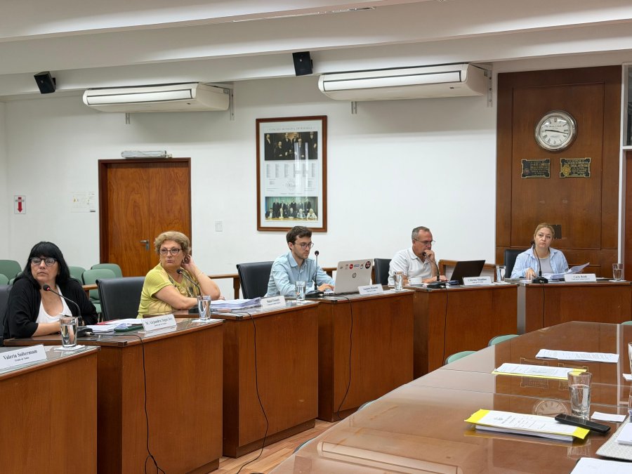 Los concejales oficialistas durante la reuni&oacute;n de comisiones de este lunes en el Concejo. (FOTO PRENSA CONCEJO)