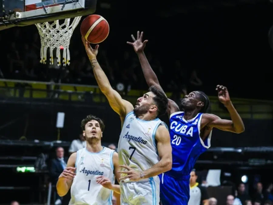 Campazzo y una bandeja ante la marca de Ariel Ferran.