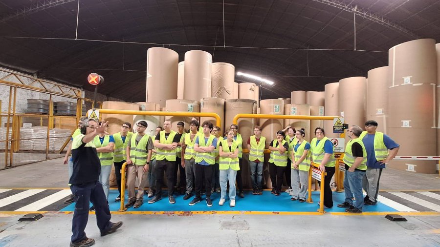 El contingente recorriendo la planta.