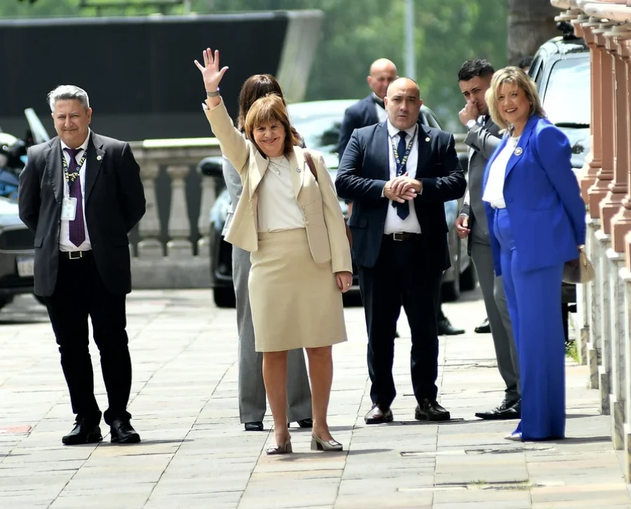 Monteoliva y Bullrich, en el ingreso a la Casa Rosada.