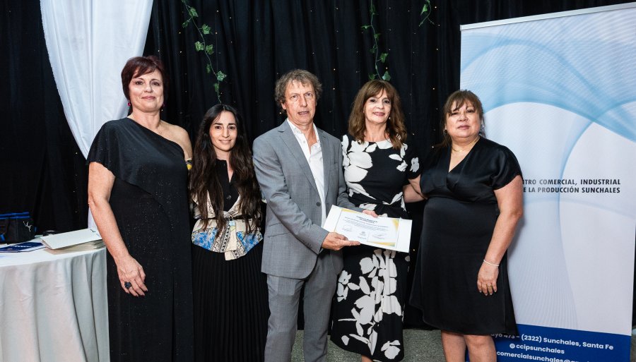 El reconocimiento fue ofrecido en la cena aniversario.