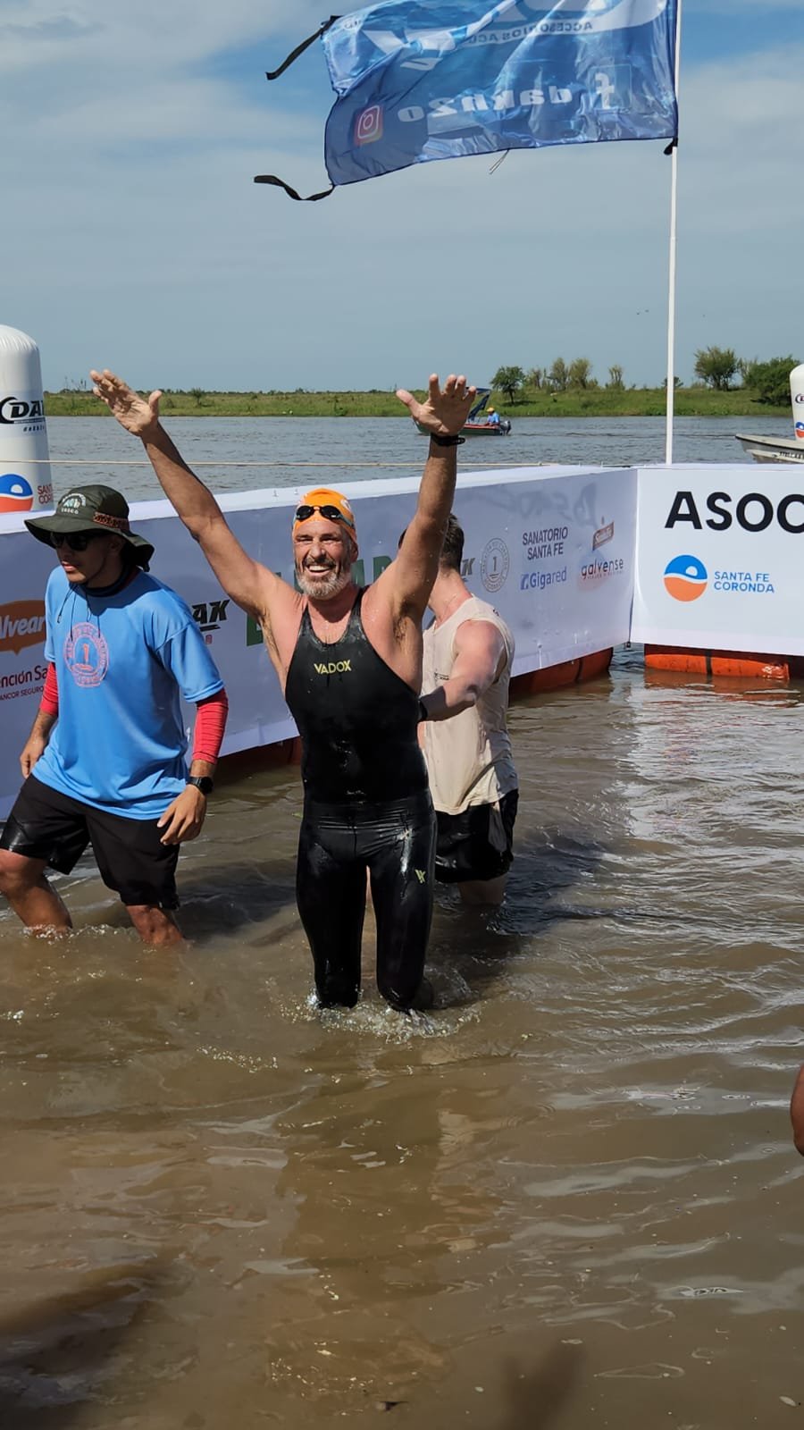 FELIZ. Momento en que Scozzina arriba a Coronda.