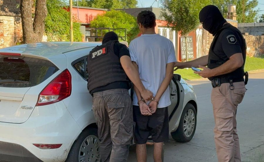 Otro de los detenidos por personal policial, que utiliz&oacute; pasamontañas para proteger su identidad. (SCS)