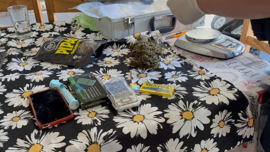 Tel&eacute;fonos, drogas, balanzas y otros elementos incautados por la PDI durante los operativos de este martes. (SCS)