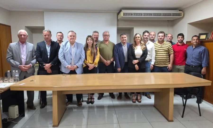 Quienes participaron del acto de apertura de ofertas.