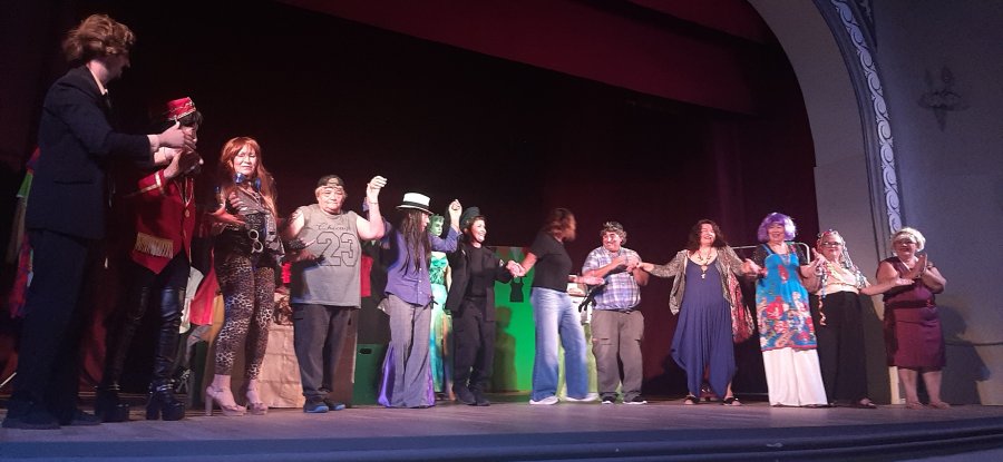 Los talleristas en el saludo final.