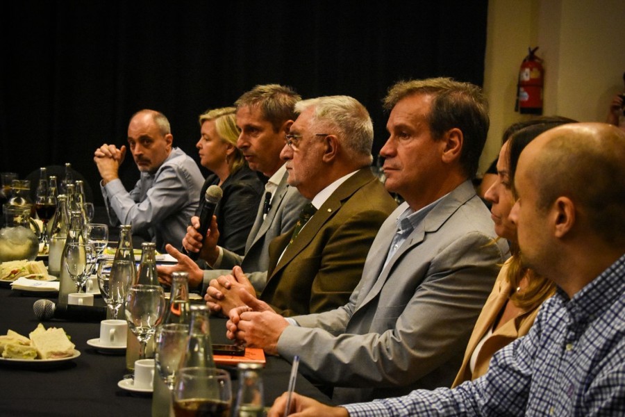 La Mesa Sectorial de Comercio reunió a funcionarios provinciales y referentes del sector privado en la Asociación Empresaria de Rosario.