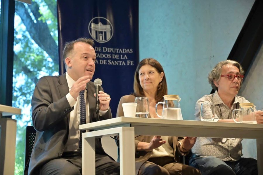 Joaquín Blanco, Clara García y Rubén Palumbo en la apertura de la audiencia en Rosario.