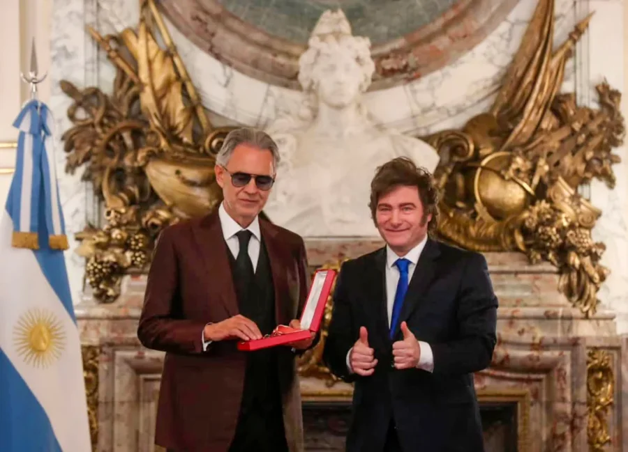 Javier Milei condecoró a Andrea Bocelli con la Orden de Mayo.