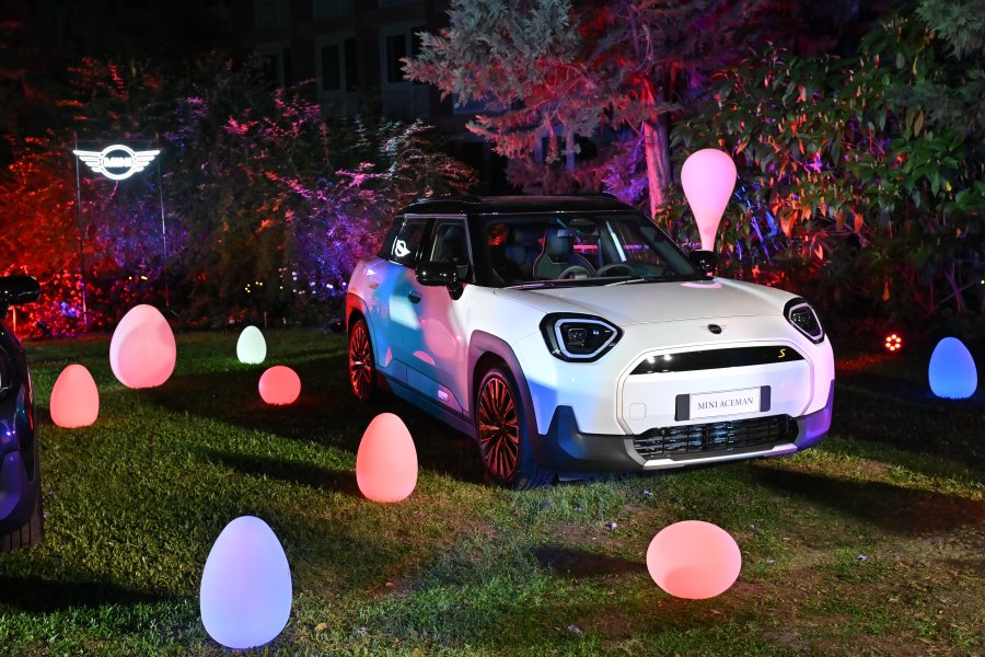 Interior amplio y funcional que apela a la historia de la marca.