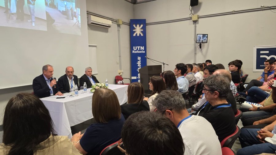 El secretario Académico, Eduardo Duelli, el decano Oscar David y el vicedecano Osvaldo Frund durante la asamblea de la UTN FRRa.