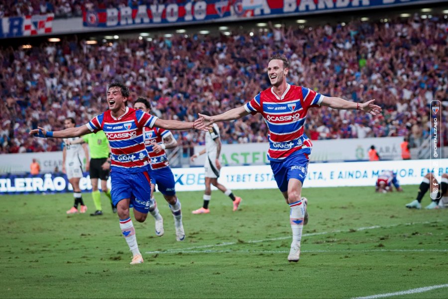FESTEJO. Pochettino (derecha) tras convertir.