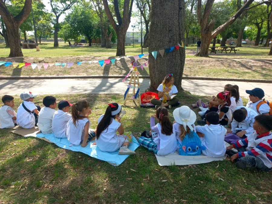 LECTURA. Un grupo de escolares disfrutando de la propuesta.