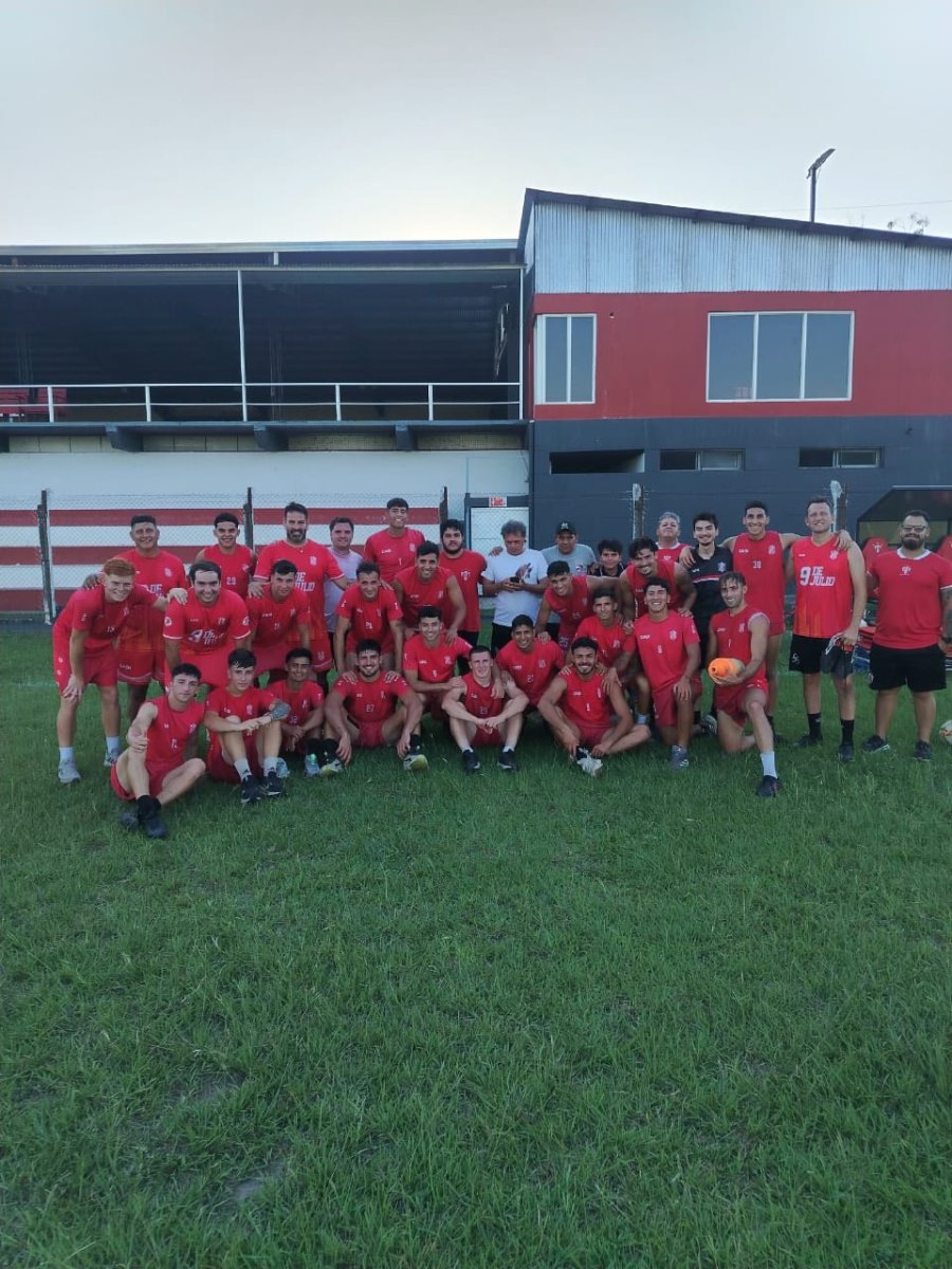 LA ULTIMA FUNCION. El plantel luego del entrenamiento realizado el día anterior al encuentro de vuelta en Formosa con San Martín.