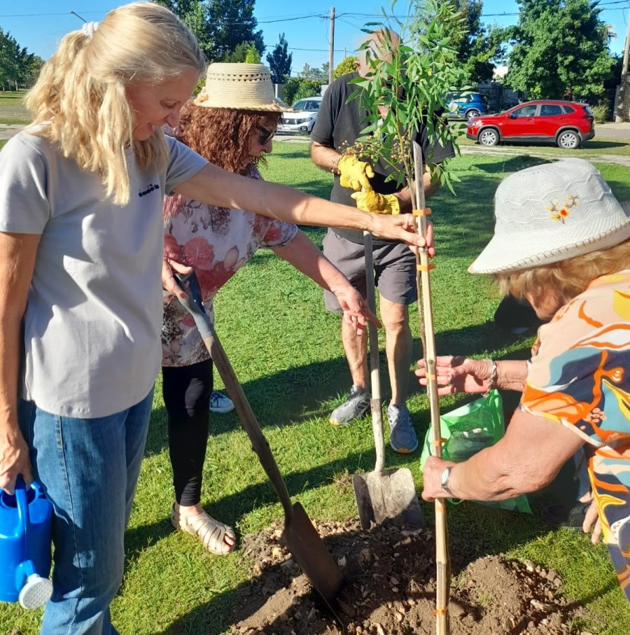ANIVERSARIO. Homenaje con especial sentimiento en la plaza que lleva el nombre de la escritora Elda Massoni, fundadora de ERA.