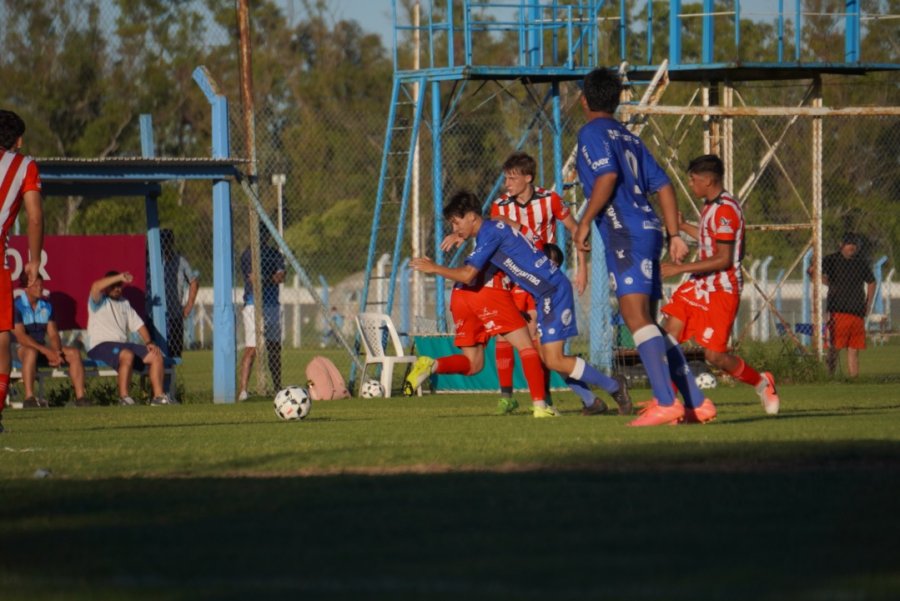 EN EL PREDIO. Atlético fue contundente ante 9 de Julio.
