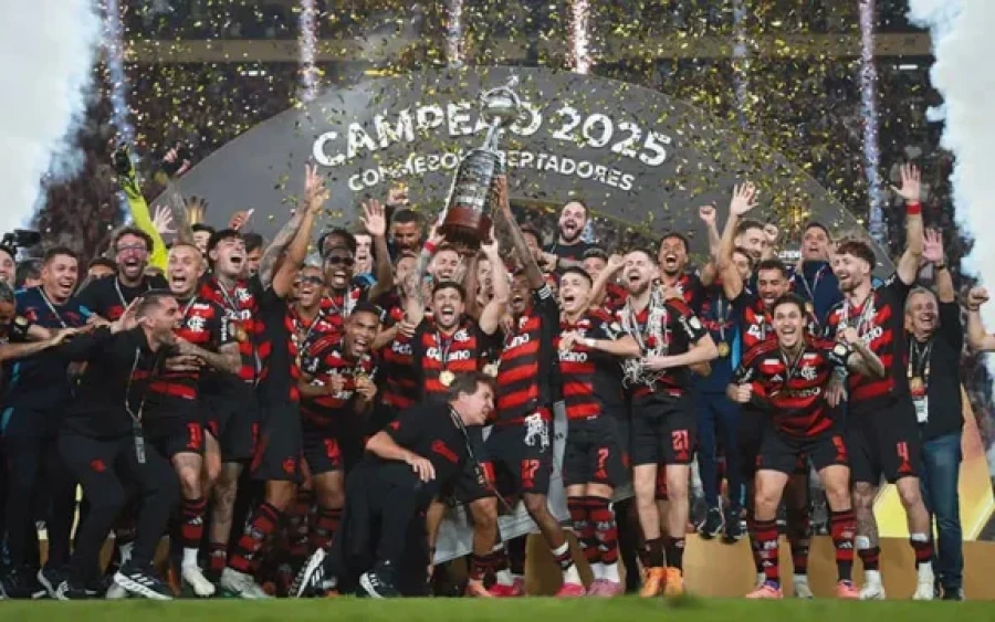 MENGAO. Celebrando el título en Lima.