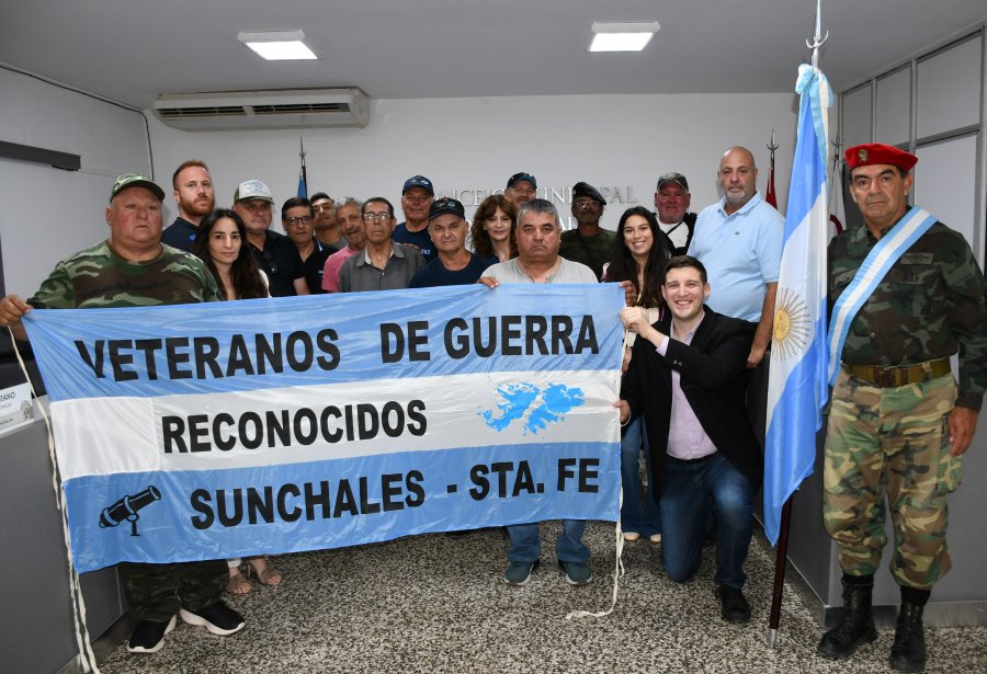 Integrantes de la agrupación junto a los ediles.