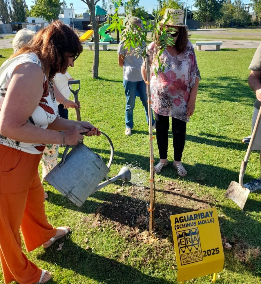 El jueves los integrantes de ERA plantaron el aguaribay junto a Julián Ratti, el viernes apareció vandalizado.