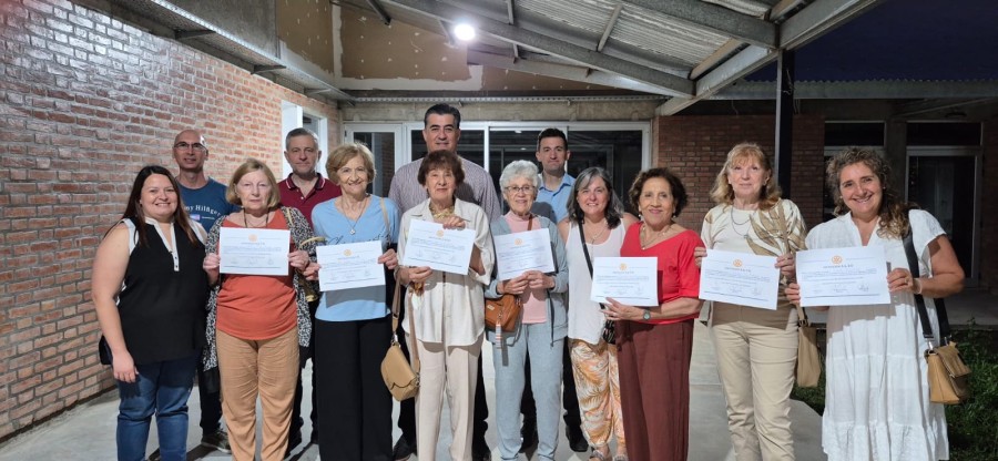 Autoridades del club junto a quienes recibieron el reconocimiento.