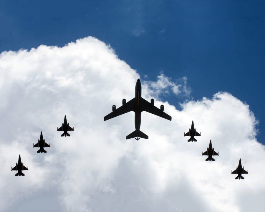 DE LA CASA ROSADA A RIO CUARTO. Las seis aeronaves compradas a Dinamarca arribaron a nuestro país. El evento del presidente se adelantó un día por cuestiones climáticas.