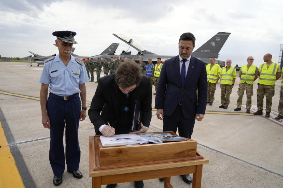 El Presidente Javier Milei firm&oacute; el Libro de Oro del Escuadr&oacute;n F-16 en la presentaci&oacute;n de los nuevos aviones de combate de la Fuerza A&eacute;rea Argentina. (PRESIDENCIA)