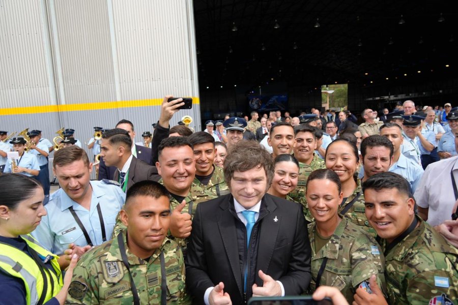 El Presidente Javier Milei junto al personal de la Fuerza A&eacute;rea Argentina en el Área Material R&iacute;o Cuarto. (PRESIDENCIA)