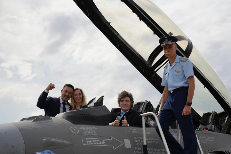 El Presidente Javier Milei prob&oacute; personalmente uno de los nuevos aviones de combate F-16, junto a la Secretaria General de la Presidencia, Karina Milei; el Ministro de Defensa, Luis Petri; y el Jefe de la Fuerza A&eacute;rea, el Brigadier Mayor, Gustavo Valverde. (PRESIDENCIA)