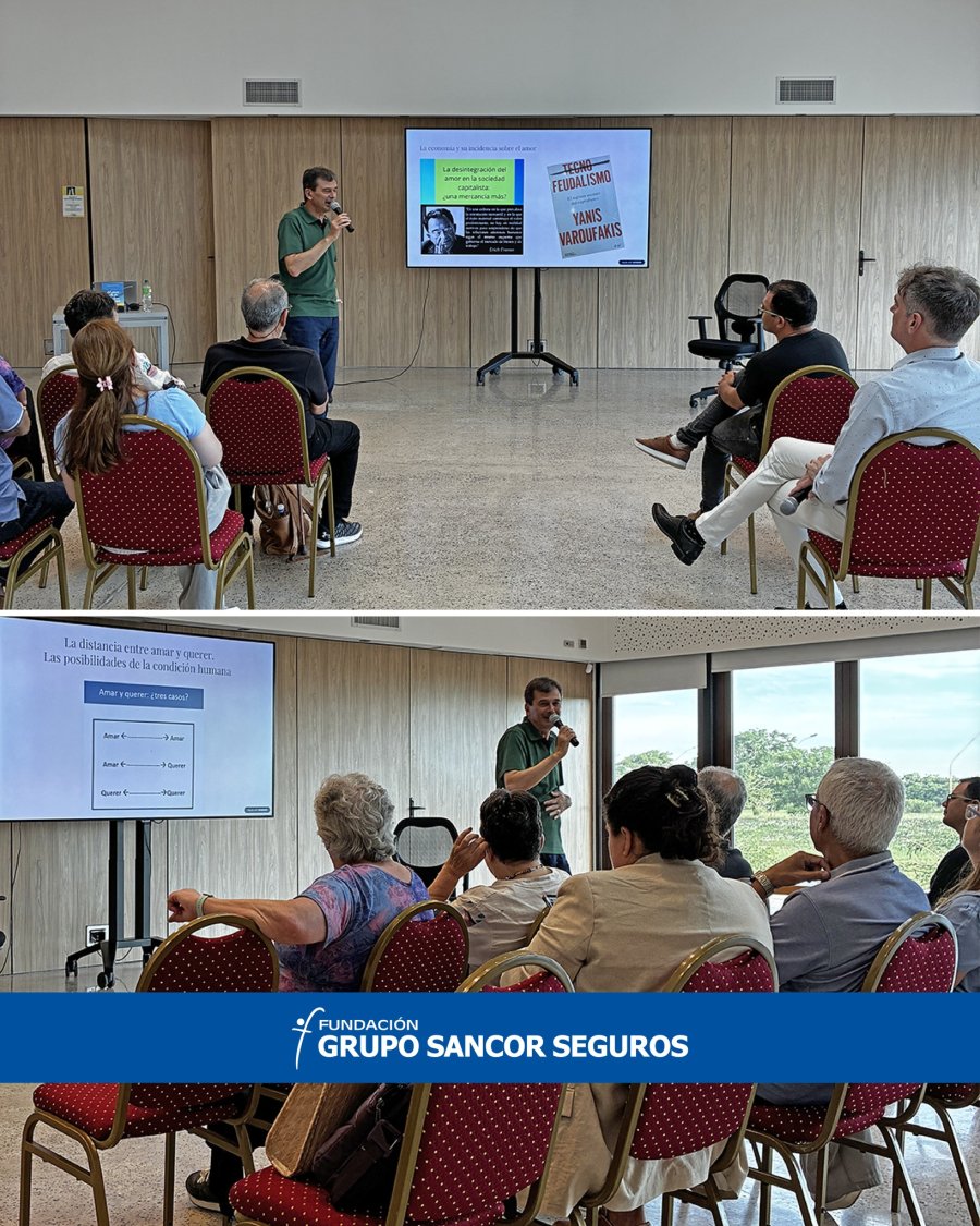 Autor y público  durante la presentación.