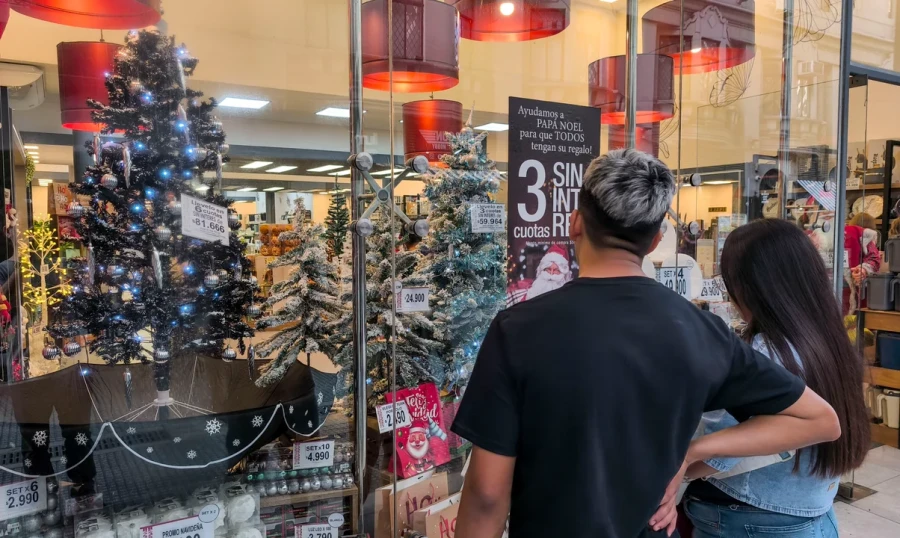Las promociones y descuentos acaparan las compras navideñas.