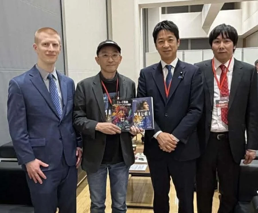 Referentes del Partido de la Restauración de Japón recibieron libros de Javier Milei.