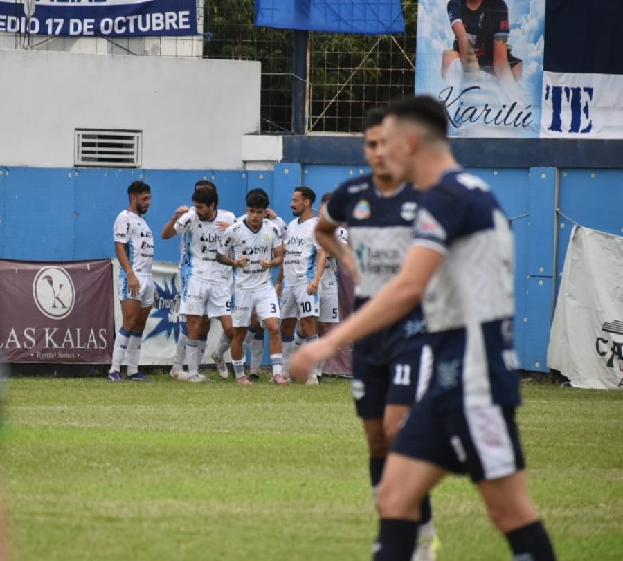 LA ALEGRIA DE LA TARDE. El festejo de los jugadores de la Crema tras el gol de Albertengo.