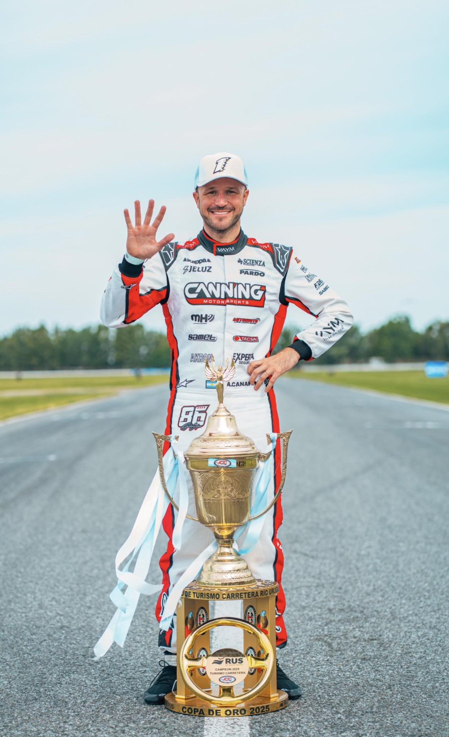 Agustín Canapino con la "Copa de Oro" en La Plata.